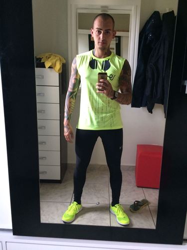 homem de legging na academia